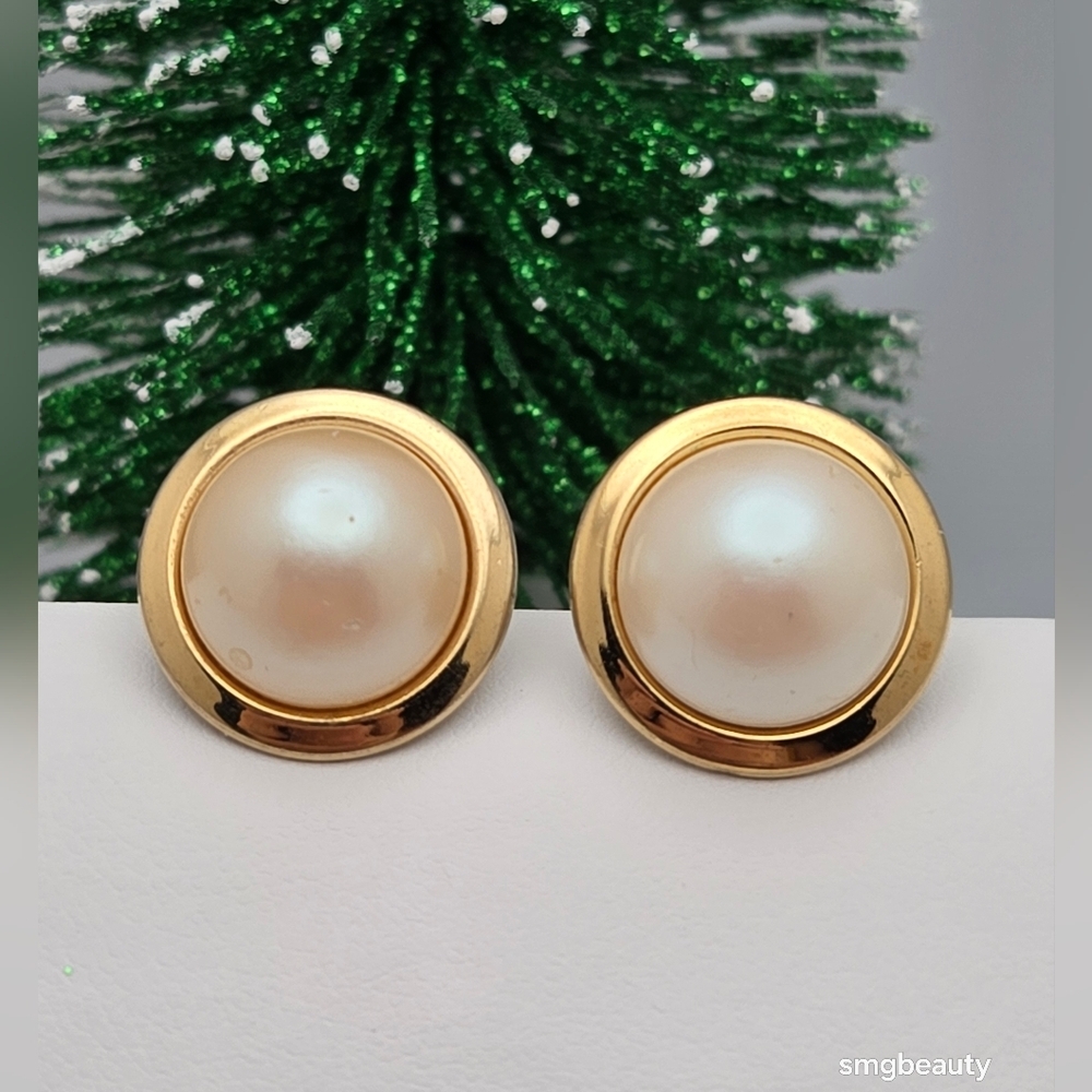 Faux Pearl Stud Pierced Earrings Classic Good Condition Gold Tone